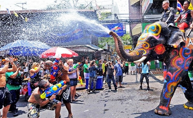 Thái Lan thu gần 2 tỷ USD từ Tết Té nước cổ truyền Songkran - 1 Thái Lan thu gần 2 tỷ USD từ Tết Té nước cổ truyền Songkran