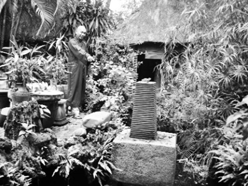 Hòn đá khiến nhiều người sờ vào bị “giật như điện“ - 1 Sư thầy Thích Hồng Phương bên hòn đá oan hồn.