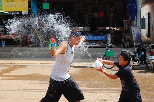 Đừng cáu khi bạn bị té nước như thế này nhé!