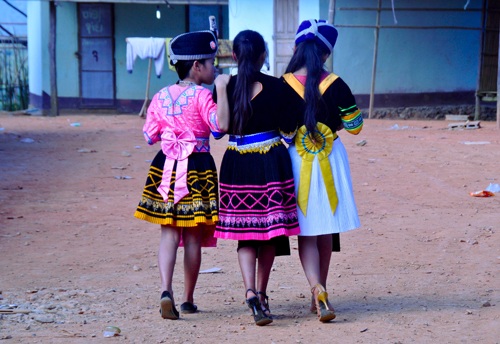 Chị em xúng xính váy đẹp diện tết.