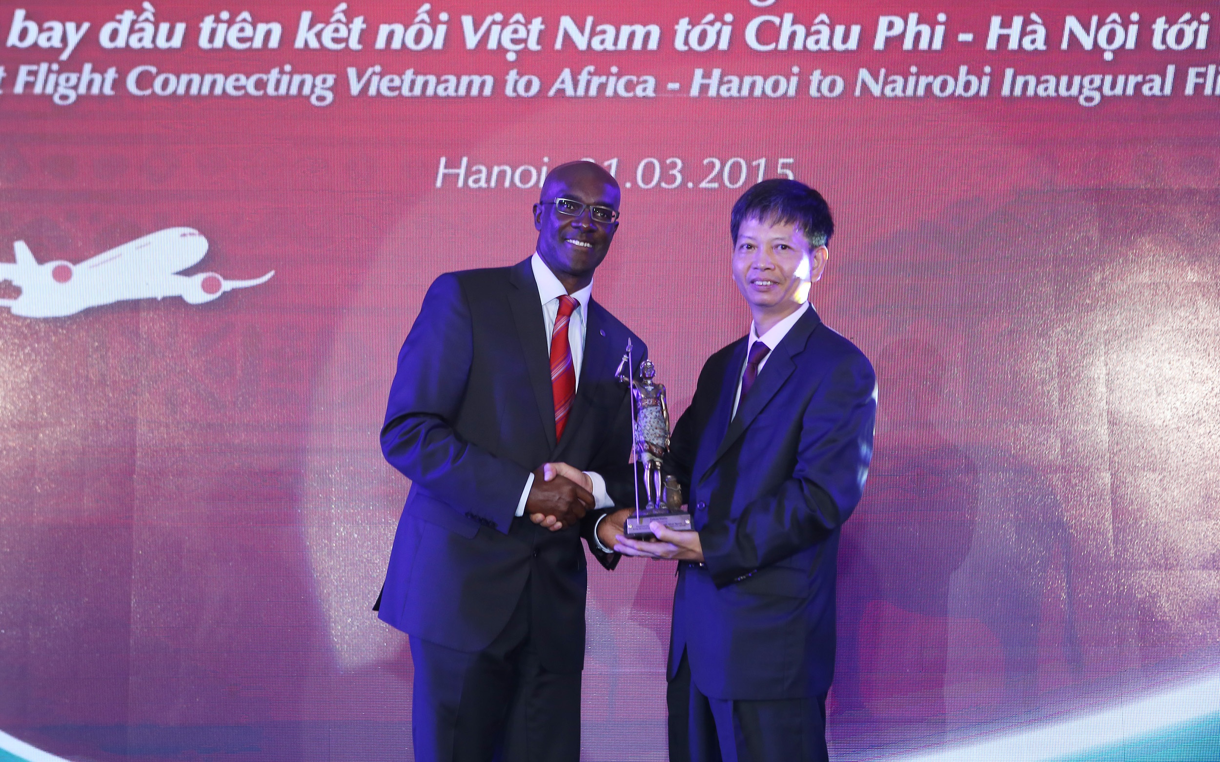 Kenya Airways mở đường bay thẳng đầu tiên kết nối Việt Nam với Châu Phi - 6 Ông Trịnh Ngọc Thành – Phó Tổng
Giám đốc Vietnam Airlines nhận món quà đặc biệt từ Kenya Airways.