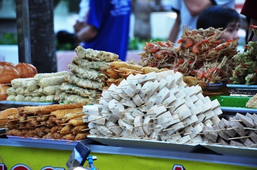 Một ngày trên sóng nước Cần Thơ - 3 Bến Ninh Kiều với đủ món ăn vặt buổi chiều.