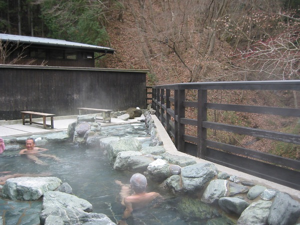 Giảm 8 triệu đồng tour đi Nhật Bản trên chuyến bay riêng - 2 Tắm
onsen ở Yamanashi là trải nghiệm tuyệt vời du khách không nên bỏ qua trong hành
trình này.