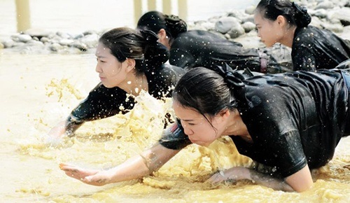 Xem nữ tiếp viên hàng không khổ luyện như trong quân ngũ - 1 Nữ tiếp viên hàng không tương lai luyện tập trườn bò dưới nước.