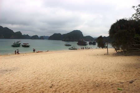 Ngày nghỉ lễ, đảo Khỉ Cát Bà tràn ngập rác