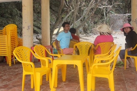 Hộp sữa, vỏ lon bia và ngay cả túi rác được du khách ngang nhiên quăng ra đảo, ra bãi biển…