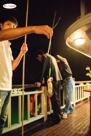 Trải nghiệm nghề chài lưới với ngư dân bản xứ và thưởng thức thành quả sau buổi đánh cá đầy thú vị.