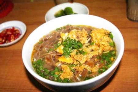 Mùa hè, bánh đa cua lôi kéo thực khách về Hải Phòng - 1 Xuống đất Cảng, người ta mới được thưởng thức bát bánh đa tươi.
