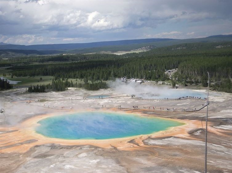 "Báu vật" thế giới tuyệt đẹp ẩn giấu dưới đại dương - Kỳ 2 - 2 Grand Prismatic Hot Spring là suối nước nóng lớn nhất tại Mỹ. (Nguồn: flickr/prepster96).