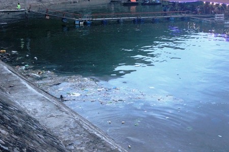 Rác tràn ngập biển Cát Bà dịp 30/4 vừa qua.