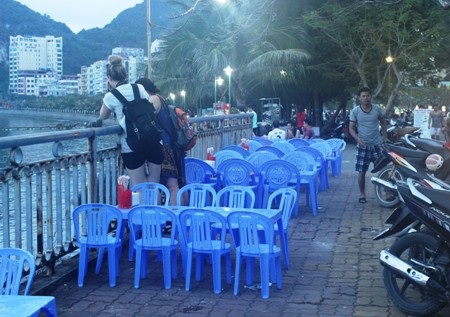 Rác tràn ngập biển Cát Bà dịp 30/4 vừa qua.