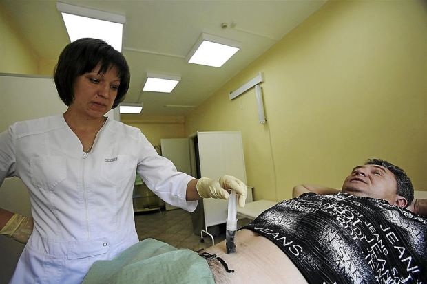 Chữa bệnh bằng đỉa.