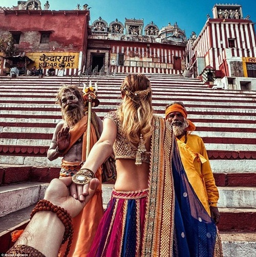 Cặp đôi "nắm tay em đi khắp thế gian" lại tung bộ ảnh gây sốt - 7 Thành phố Varanasi.