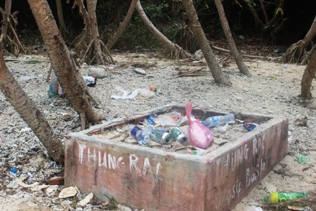 Hộp sữa, vỏ lon bia và ngay cả túi rác được du khách ngang nhiên quăng ra đảo, ra bãi biển…