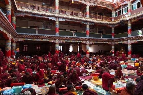 Khám phá ngôi làng Phật giáo lớn nhất thế giới - 8 Các nhà sư đang học tại ngôi chùa lớn nhất.