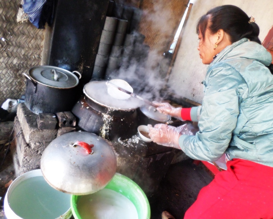 Công đoạn tráng bánh cũng cần đến đôi tay khéo léo và lành nghề.