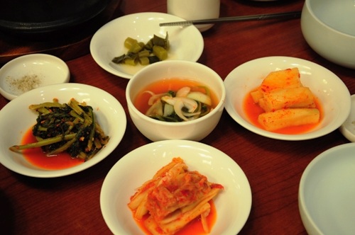 Bổ dưỡng món gà tần sâm xứ Kim Chi - 1 Các món đi kèm bao giờ cũng có kim chi các loại.