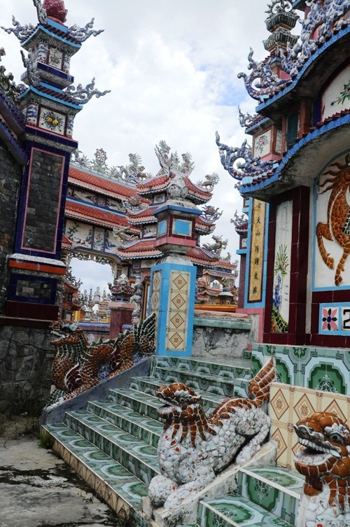 Thăm ngôi làng của những ngôi mộ tiền tỉ trên đất Huế - 2 Những người thợ tài hoa đã xây nên những tác phẩm tuyệt đẹp.