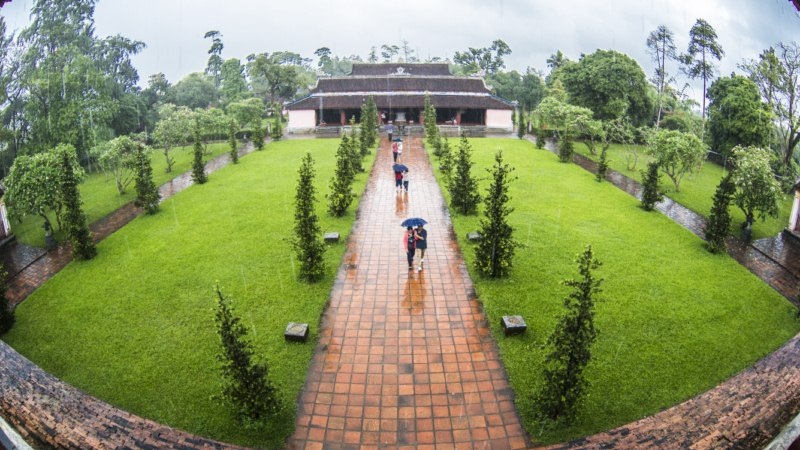 Vẻ trầm mặc của Huế trong ngày mưa đầu hạ - 2 Đây là một trong những kiến trúc tôn giáo cổ nhất, cũng là thắng cảnh đẹp nhất ở Huế.