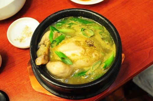 Bổ dưỡng món gà tần sâm xứ Kim Chi - 2 Gà ngon được bưng ra, thơm lừng và vô cùng hấp dẫn.