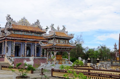 Thăm ngôi làng của những ngôi mộ tiền tỉ trên đất Huế - 4 Phiên bản thành Đại Nội Huế thu nhỏ.
