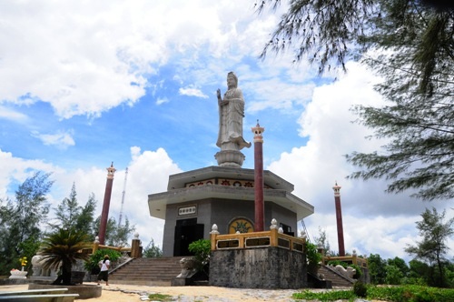 Thăm ngôi làng của những ngôi mộ tiền tỉ trên đất Huế - 6 Chùa An Bằng nhìn ra biển Đông.