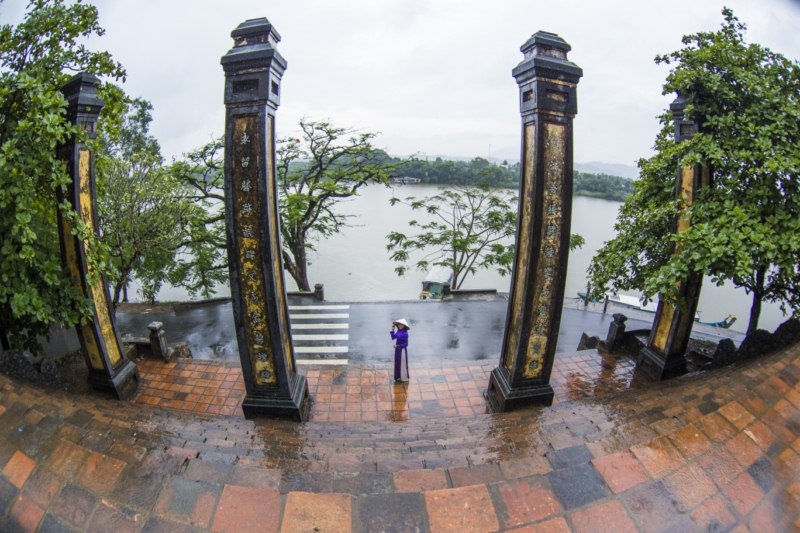 Vẻ trầm mặc của Huế trong ngày mưa đầu hạ - 8 Một góc của Lăng Tự Đức - nơi được xem là một trong những công trình kiến trú