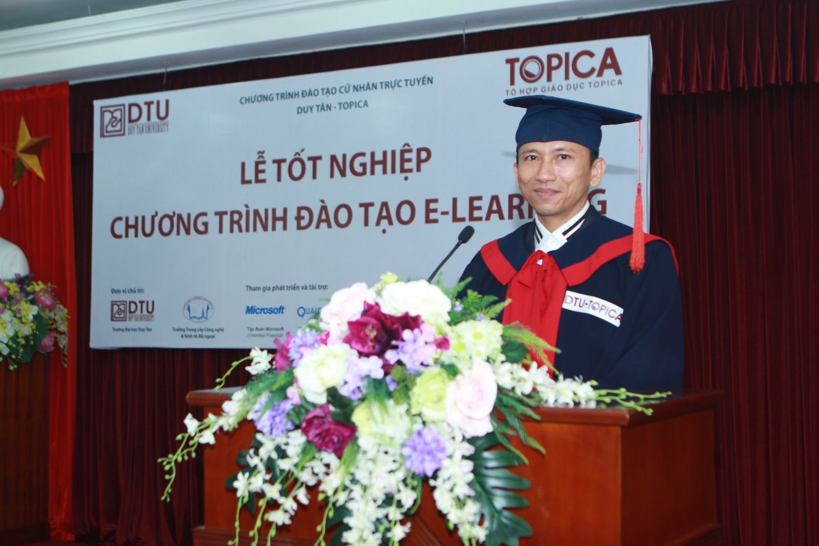 Anh Nguyễn Viết Hòa trong lễ tốt nghiệp.