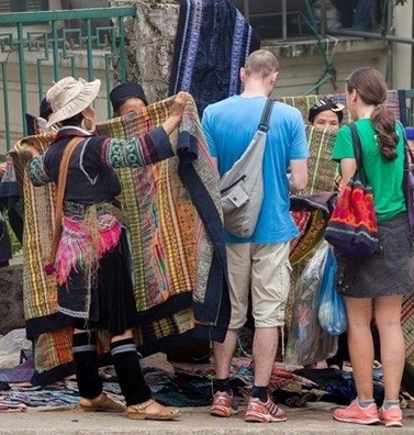Giỏi tiếng Anh, phụ nữ Sapa kiếm hàng trăm USD mỗi tháng - 2 Hướng dẫn viên du lịch Bam Dzam.