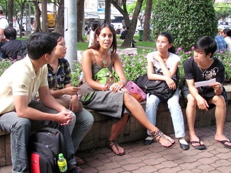 Giỏi tiếng Anh, phụ nữ Sapa kiếm hàng trăm USD mỗi tháng - 3 Thực hành giao tiếp với người nước ngoài thường xuyên giúp khả năng tiếng Anh tiến bộ rất nhanh.