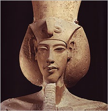 Bí mật hầm mộ cổ Ai Cập - 1 Bức tượng pharaoh Akhenaten. Ảnh: Internet.