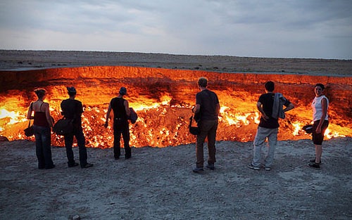 Những du khách ưa mạo hiểm còn có thể đi bộ