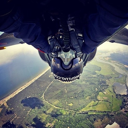 Những du khách ưa mạo hiểm còn có thể đi bộ