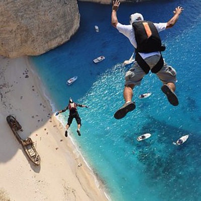 Những du khách ưa mạo hiểm còn có thể đi bộ