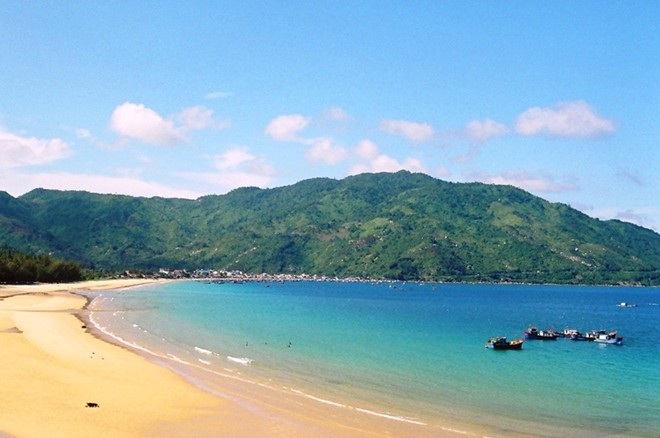 Những bãi biển hoang sơ quyến rũ du khách ngày nắng nóng - 1 Những bãi biển hoang sơ quyến rũ du khách ngày nắng nóng