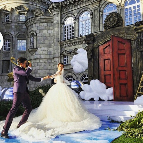  Nhiếp ảnh gia không rời tay chiếc máy ảnh quen thuộc.