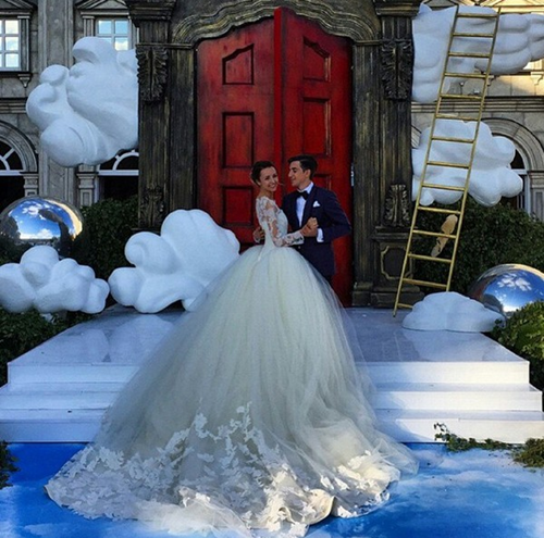  Nhiếp ảnh gia không rời tay chiếc máy ảnh quen thuộc.