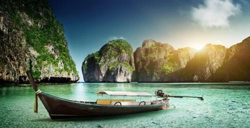 Những bộ phim khiến bạn muốn... xách ba lô và lên đường - 6 Koh Phi Phi trở thành hòn đảo thu hút khách nhất nhì Thái Lan trong nhiều năm qua.