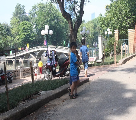 Nắng vẫn gay gắt, ngày 1/6, công viên vắng bóng trẻ em