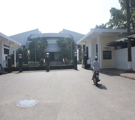 Nắng vẫn gay gắt, ngày 1/6, công viên vắng bóng trẻ em