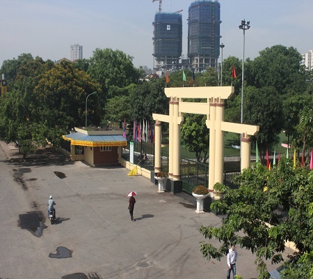 Thi thoảng mới có một vị khách nhí được bô mẹ chở đến, nhưng có lẽ vắng khách nên họ đi ngay.