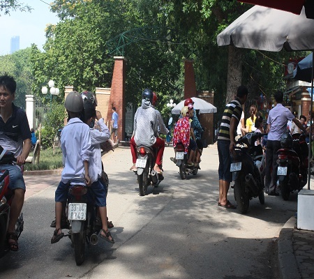 Do bố mẹ bận công việc đầu tuần nên hầu hết các em nhỏ đều được ông bà các em đưa đi chơi.