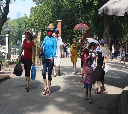 Do bố mẹ bận công việc đầu tuần nên hầu hết các em nhỏ đều được ông bà các em đưa đi chơi.