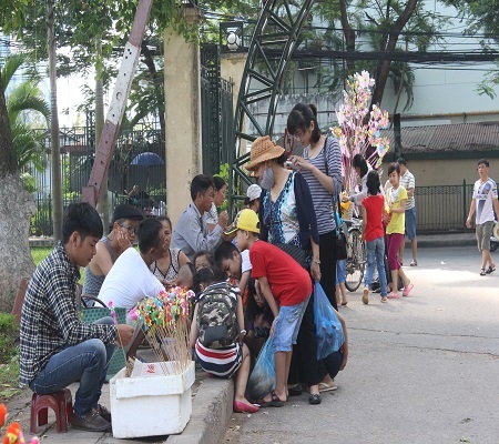 Do bố mẹ bận công việc đầu tuần nên hầu hết các em nhỏ đều được ông bà các em đưa đi chơi.