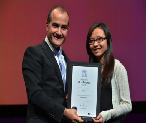 Sinh viên LY MINH NGOC nhận giải thưởng từ Bộ trưởng Bộ giáo dục Bang Victoria.