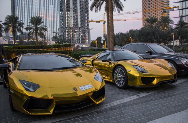 Những điều khác biệt khiến thế giới ngỡ ngàng về Dubai - 3 Những chiếc ô tô bọc vàng chỉ có ở Dubai.