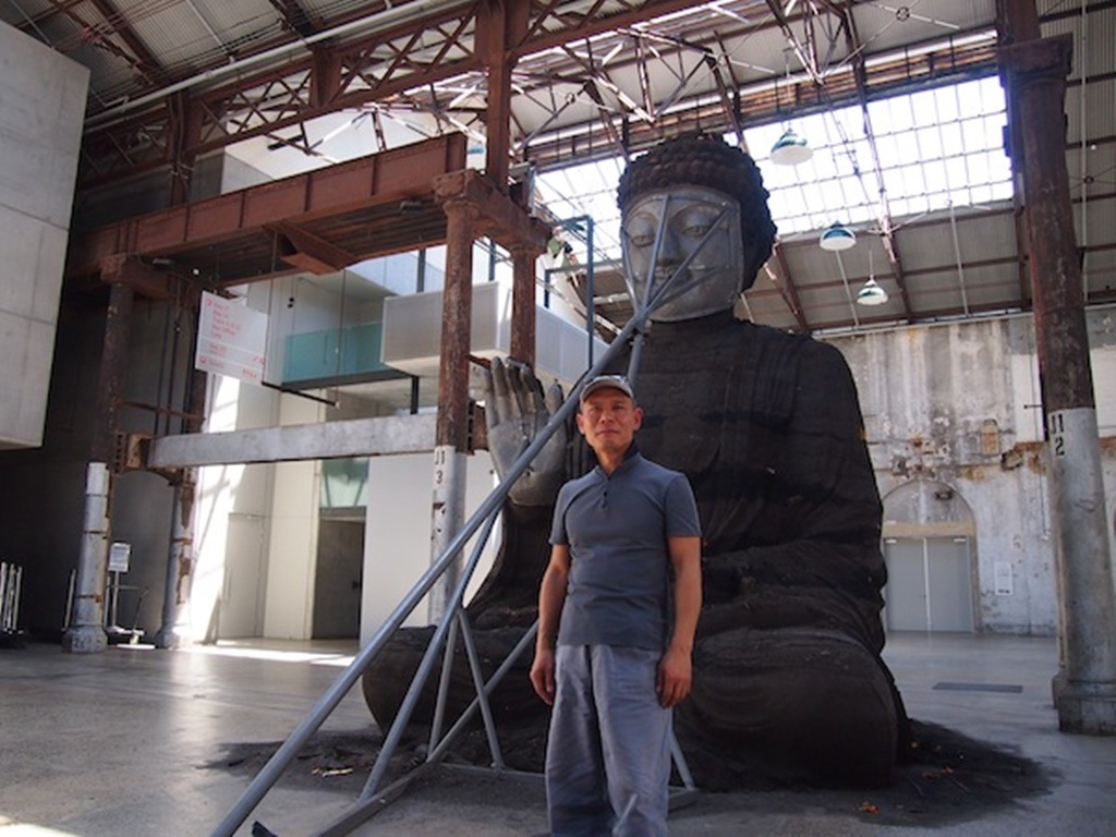 Tác giả bên tác phẩm nghệ thuật của mình