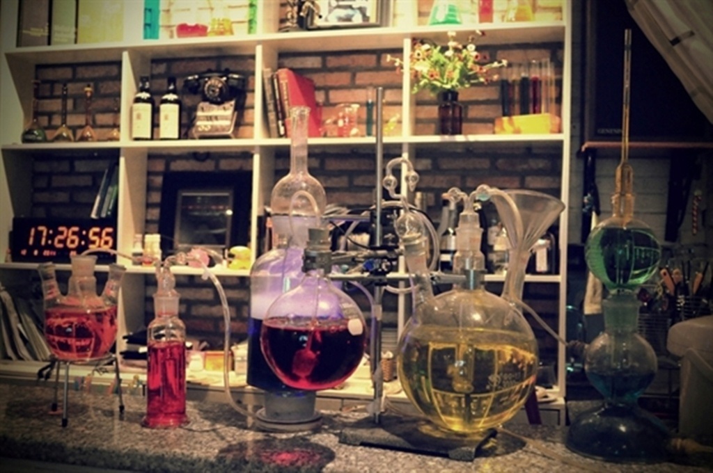 Khám phá quán cafe độc đáo như phòng thí nghiệm ở Sài thành - 2 Trên các kệ, giá là những dụng cụ ống nghiệm đựng dung dịch nhiều màu