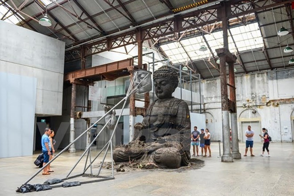  Phần khung nhôm được tháo rời để tượng từ từ sụt xuống theo thời gian.