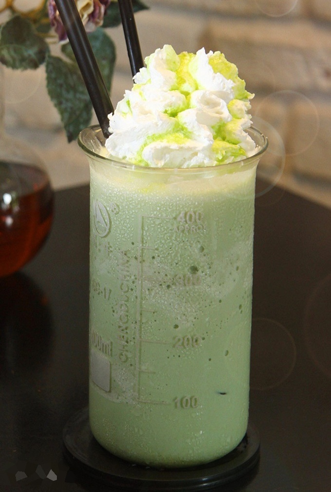 Khám phá quán cafe độc đáo như phòng thí nghiệm ở Sài thành - 7 Đặc biệt các món đồ uống được đựng trong dụng cụ thí nghiệm